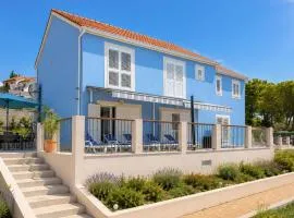 3 Bedroom Beautiful Home In Sutivan