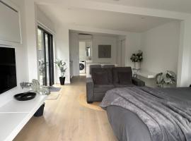 The Enchanted Studio - New 1 Bedroom Coastal Stay: Cape Woolamai şehrinde bir otel