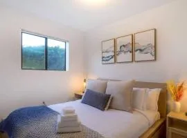 Cozy Garden 4BR1BA Lower Unit Ocean Mountain Views with doggies EV Charging