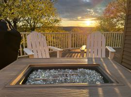 Cozy 3BR Home - Hudson Valley views near Woodbury Commons, hotel v mestu Highland Mills