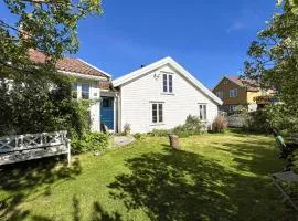 4 Bedroom Cozy Home In Flekkerøy