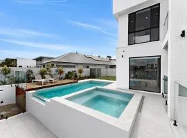Poolside 5-Bed House on Newport Waterfront