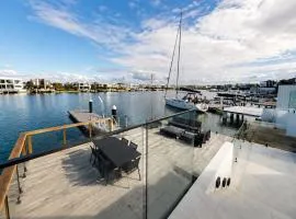 Poolside 5-Bed House on Newport Waterfront