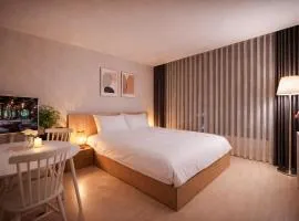 Value Stay Songdo 21층 호수뷰 루프탑수영장 호텔침구 스마트TV 공항30분