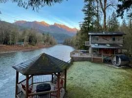 Riverfront Retreat Hot Tub Sauna Yard Gazebo and VIEWS