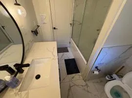 Downtown Vancouver Cozy Living Room Stay- Open Room - Walk to FIFA Stadium & Sky Train, Free Parking & Wifi