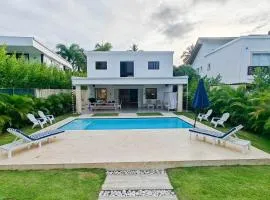 Villa Antonia Private Pool, Beach Access and Daily Housekeeping in an Exclusive Gated Community