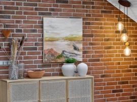 Luxury Holiday Home with Hot Tub & Wifi, hotel en Børkop