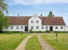 Large Charming House For 12 Guests