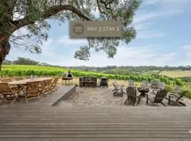 Bella's Block Vineyard Retreat with Tennis Court, Shoreham