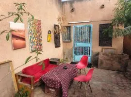 RÉSIDENCE PRIVÉE 1 Chambre avec Salon, Cuisine Équipée, Climatisation, Wifi et Cour Individuelle