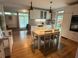 Harmony Haven - Spacious 4BR House with Free Parking
