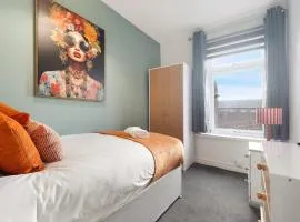 Stylish 4BR Retreat Near Town Centre