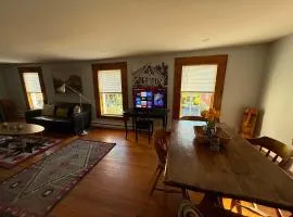 2BR Pet-Friendly Walk to Cafes Trails & Wineries