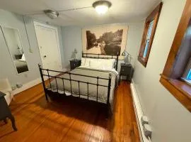 2BR Pet-Friendly Walk to Cafes Trails & Wineries