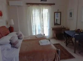 Bright 2BR Apt Kitchenette Pool 3