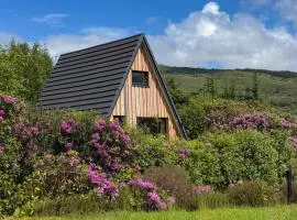1 Bedroom Cabin with Mountain & Loch Views - Quiet Location between Glencoe & Ben Nevis