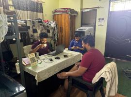Awara Hostels and Dormitory, hotel v destinácii Lucknow