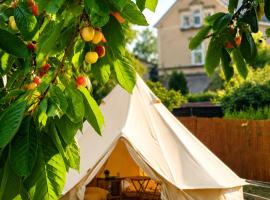 Glamping- einzigartiges Zelten im ruhigen Garten umgeben von Obstbäumen, Hotel in Leipzig