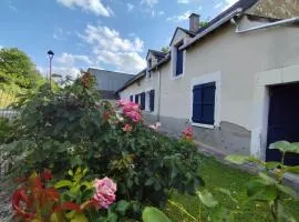 Maison plain pied, 2 chambres, longère typique , fraiche, dans bourg avec tous commerces