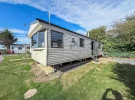 Homely 6 Berth Caravan At Steeple Bay In Essex Ref 36017D