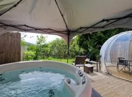 The Nook - Farm Park Stay with Hot Tub & Dome