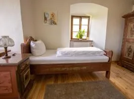 Burgzimmer 4 mit bequemem Bett - bei Heidelberg