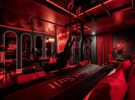 BDSM Red Velvet Suite- Luxury Studio Adults Only by Atelier Noir, Self Check-in, Discreet location, free parking on the street, AC, optional breakfest