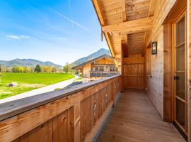 Chalet Kreuth II - Private Alpine Chalet next to Tegernsee for Family & Friends - including Sauna & free parking, hotel a Kreuth