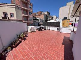 Private Terrace House near Camp Nou, Hotel in L’Hospitalet de Llobregat