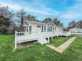 Beautiful Lodge At Manor Park In Norfolk Ref 23006Bu