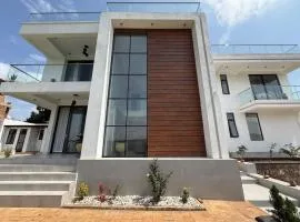 4BR Lux Villa - 360 Rooftop & Lake Views