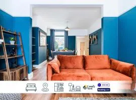 4BR House By Comfy Nest Contractors Accommodation Northampton Sleeps 7, Pool Table