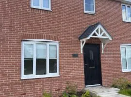 Beautiful New-Build Home in Grimsby with free parking