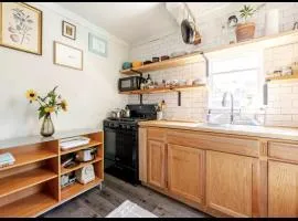 Bright Apt w additional room