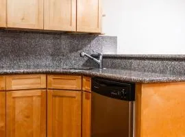 2 blocks to the beach- pet friendly with parking!
