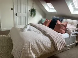 Studio Sleeps 2 with Parking and Garden
