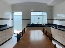 Casa individual com 3 quartos, ar-condicionado e garagem
