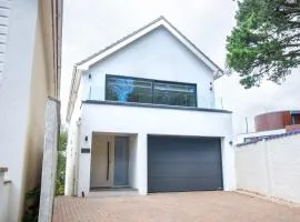 High Tides Elegant & Modern 5-Bedroom Villa in Sandbanks