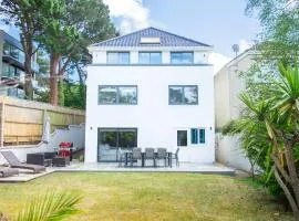 High Tides Elegant & Modern 5-Bedroom Villa in Sandbanks