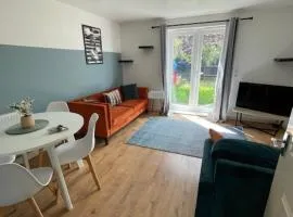 Ashby Nook - 2 bed house with parking, 5 min walk from town centre, sleeps 4