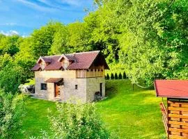 Vikend kuca pod lipom