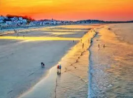 Sleeps 5-6 - across from Nantasket Beach