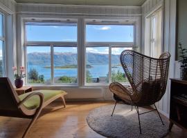 Main floor, Lyngen Alps, sauna included, Hotel in Lyngseidet