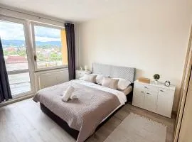 Simcity I Views apt with balcony, EV charger, Gym and grocery stores near by 5 min walk to city center 24 7 self check in