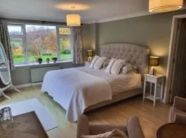 2 bed-sleeps 4-pets-courtyard and garden-bbq