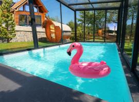 Căsuța Melimi cu piscină încălzită, ciubăr și saună, hotel din Râșca