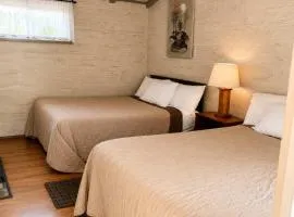 Room 16-2 Queen Suite-Woodland Motor Lodge