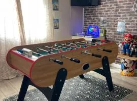 À la villa familiale spa sauna salle de jeux babyfoot fléchettes et autre