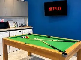4BR Executive Accommodation with Private Parking Fast Wi-Fi